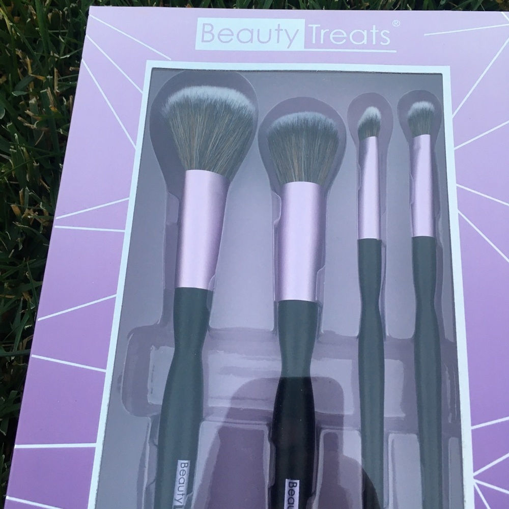 NWT beauty treats makeup face brushes 💁🏻‍♀️♥️